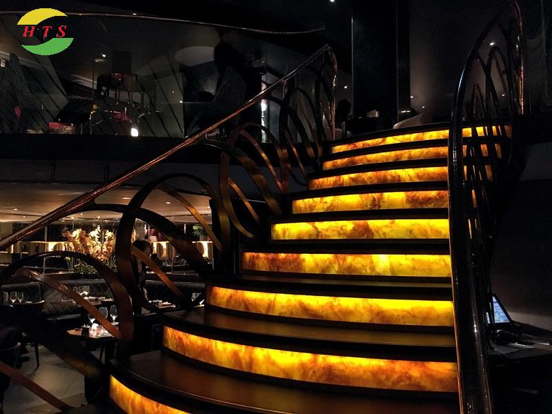 đá ốp cầu thang onyx